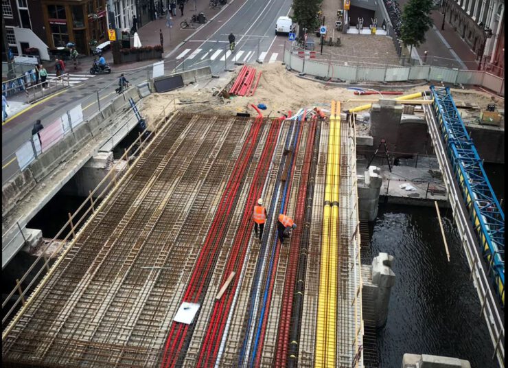 Van Gelder en Heijmans verleggen kabels en leidingen eeuwenoude bruggen
