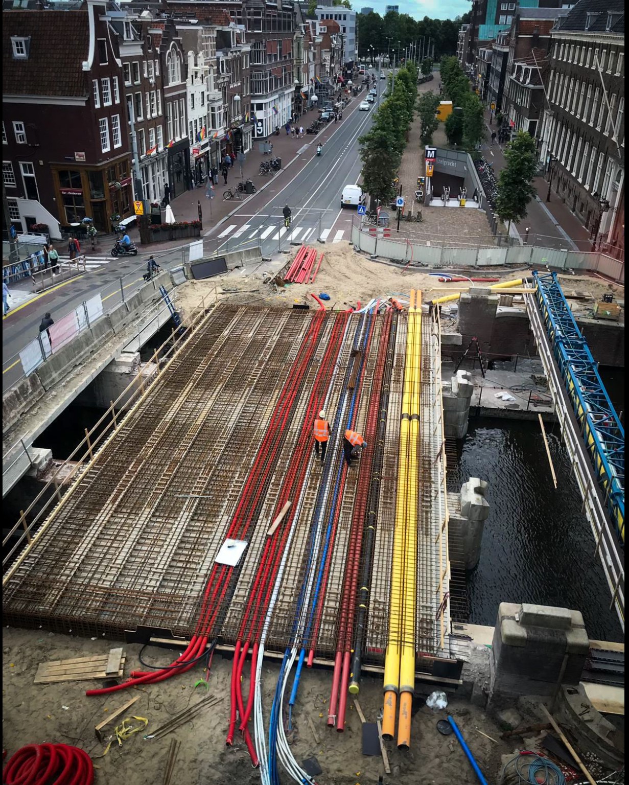 Van Gelder en Heijmans verleggen kabels en leidingen eeuwenoude bruggen