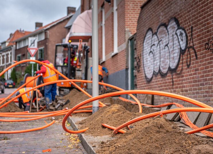 Wie knippert er het eerst met de ogen in de eindstrijd om de glasvezelmarkt?