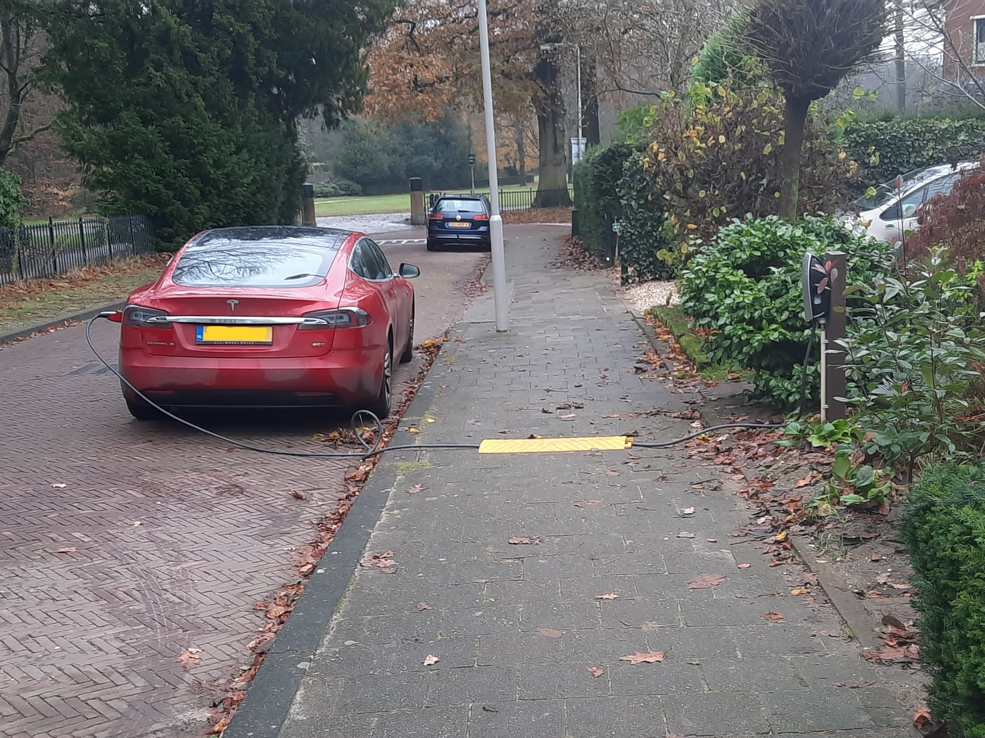 laadkabels en laadpalen op het trottoir